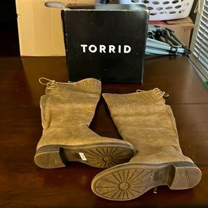 Torrid 9 1/2 Tan 3B PERF W LACE UP KNEE